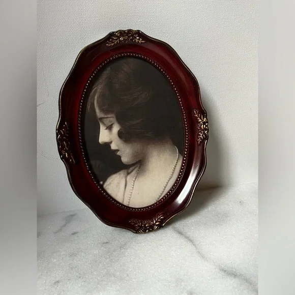 Vintage Oval Ornate brown/reddish Gilded wall Picture Frame.. - Picture 3 of 8